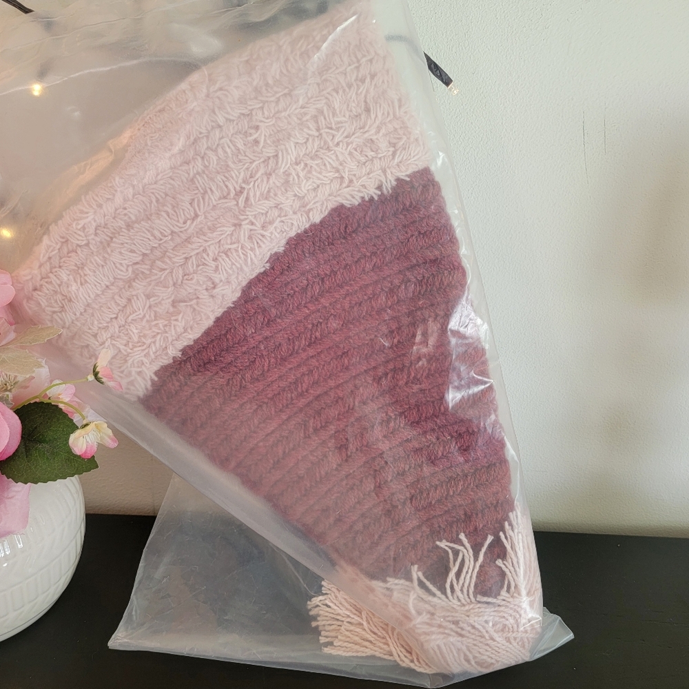 Colonial Mills Stocking Basket Holly Red